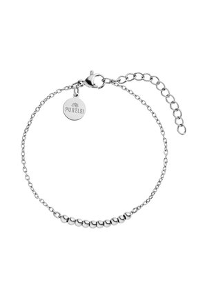 Silbernes Kettenarmband mit einer Reihe kleiner silberner Perlen und einem runden Anhänger mit eingraviertem "PURELEI" nahe dem Karabinerverschluss.