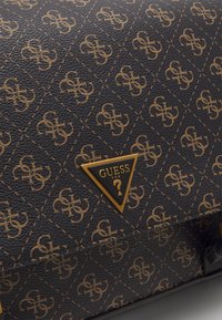 Guess VEZZOLA - Taška s příčným popruhem - dark brown/ochre