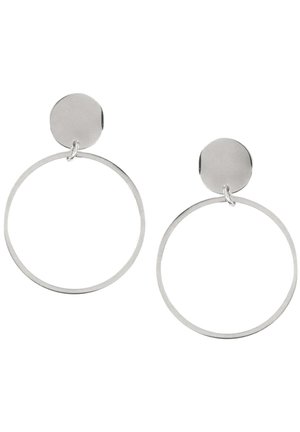 Hopeanväriset korvakorut, joissa on pyöreät nappikiinnikkeet ja niiden alla roikkuvat suuret, ohuet, avoimet renkaat valkoisella taustalla.