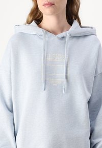 Tommy Hilfiger OUTLINE FLAG HOODIE - Sudadera - ice blue heather