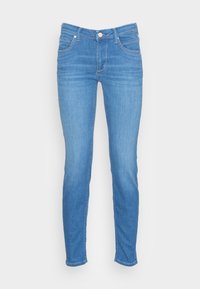 Hubené džíny vyrobené z měkkého středně modrého denimového materiálu. Mají pět kapsový design, poutka na opasek a jedno zapínání na knoflík v pase.