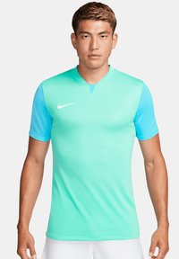 Maglietta sportiva Nike a maniche corte di colore azzurro chiaro e acquamarina con scollatura a V, caratterizzata da un logo bianco sul lato sinistro del petto. Vestibilità liscia e atletica.