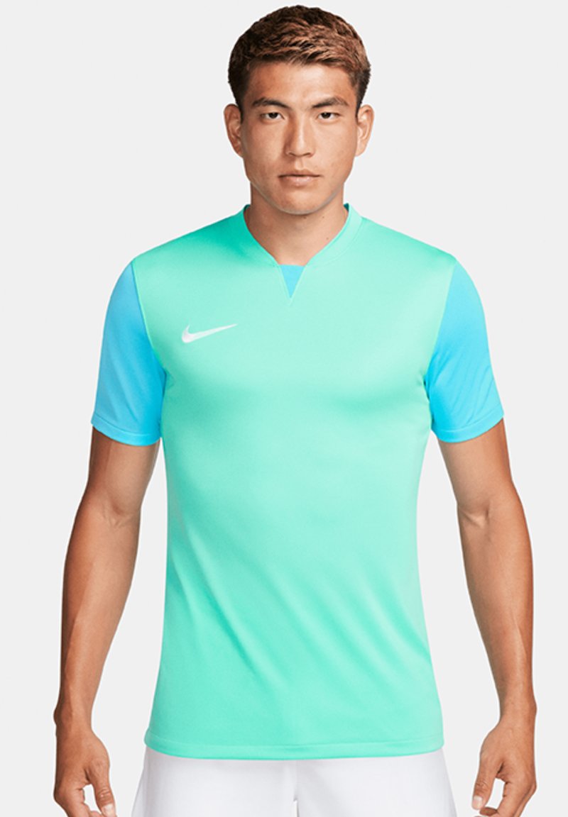 Maglietta sportiva Nike a maniche corte di colore azzurro chiaro e acquamarina con scollatura a V, caratterizzata da un logo bianco sul lato sinistro del petto. Vestibilità liscia e atletica.