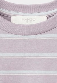 Col de chemise en maille rayée violet clair et blanc avec une étiquette en tissu blanc cousue à l’intérieur indiquant « MANGO HOME ».