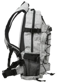 Sac à dos à motif chevron gris avec des bretelles réglables, plusieurs zippers et une poche en mesh. Il présente un tissu texturé et des accents noirs.