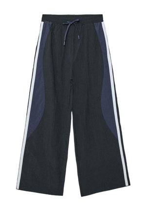 Sorte bukser med vide ben, mørkeblå sidepaneler, hvide lodrette striber og elastik i taljen med snøre foran.