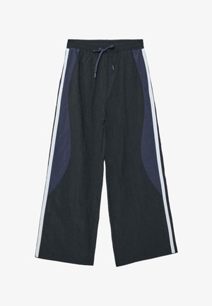 Černé široké kalhoty se širokými námořnicky modrými bočními panely, bílými vertikálními pruhy a elastickým pasem s předním šňůrkovým stahováním.