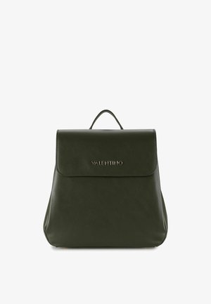 Mochila de cuero verde con forma estructurada, que cuenta con cierre de solapa, marca en relieve y una asa superior para llevar.