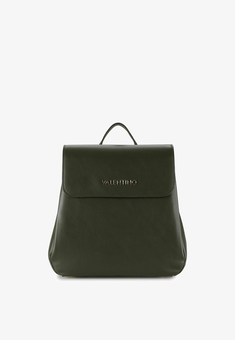 Zaino in pelle verde con forma strutturata, dotato di chiusura con patta, marchio in rilievo e manico superiore per il trasporto.