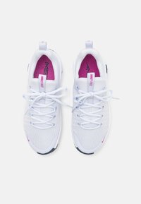 Hvite joggesko med teksturert mesh-overdel, rosa detaljer på innersålen og logoen, flate lisser og gummisåle for godt feste.