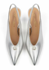 Srebrni slingback visoki peti s špicasto konico, izdelani iz kovinskega materiala. Imajo biserni akcent blizu konice in gladko, elegantno zasnovo.