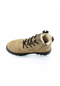 Brązowy zamszowy botek sięgający kostki z czarnymi sznurowadłami, puszystym wykończeniem wewnątrz i bocznym zamkiem błyskawicznym. Posiada teksturowaną podeszwę dla lepszej przyczepności oraz pętelkę z tyłu.