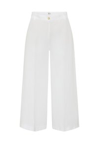 Pantaloni bianchi a gamba larga realizzati in tessuto leggero con chiusura a bottone e tasche frontali. Presentano un design pulito e minimalista e una texture liscia.