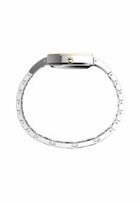 Montre en métal argenté avec un boîtier rond rehaussé d'or, bracelet maillon, et une couronne proéminente sur le côté.