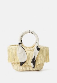 Mala de palha trançada com detalhe de franjas, alça superior redonda e lenço estampado amarrado à alça. Cor natural com detalhes em preto.