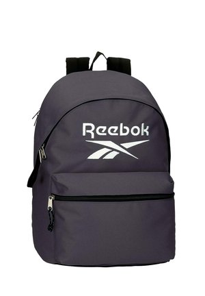 Mochila Reebok de color gris oscuro con bolsillo delantero con cremallera y logo blanco en el panel frontal superior, correas de hombro acolchadas negras y asa superior.