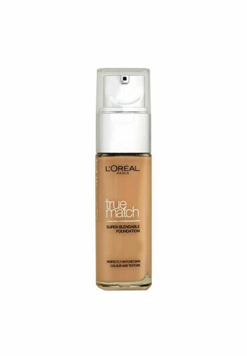 L'Oréal True Match-foundation i en transparent flaska med en vit pump, som innehåller en beige flytande formula. Etiketten inkluderar produktinformation.