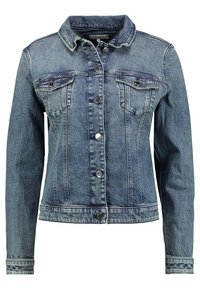 Giubbotto di jeans blu medio con colletto classico, chiusura frontale con bottoni, due tasche sul petto e dettagli cuciti sulle maniche e sull'orlo.