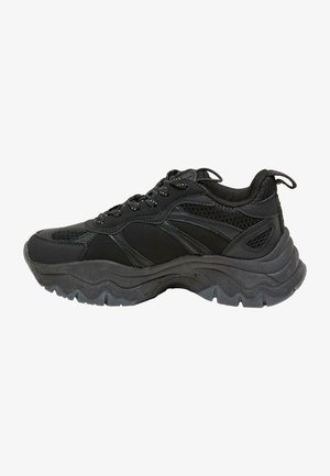 Zwarte sportieve schoen met een bovenkant van mesh en synthetisch materiaal, een gestructureerde zool, een ronde neus en contrasterende stiksels. Vetersluiting en gevoerde kraag.