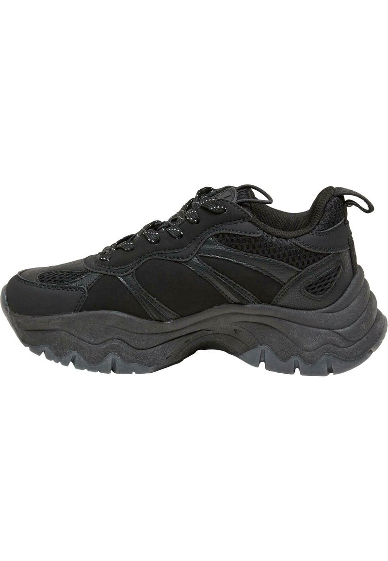 Černá sportovní bota s prodyšným a syntetickým svrškem, texturovanou podrážkou, kulatou špičkou a kontrastním prošitím. Šněrovací design a polstrovaný límec.