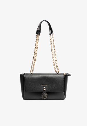 Sac à main noir en cuir avec une finition texturée, une bandoulière en chaîne dorée, une fermeture magnétique et un pendentif logo décoratif à l'avant.