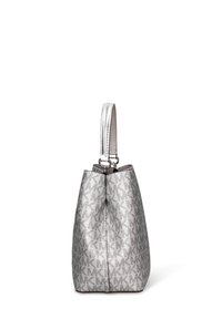 Zilverkleurige gestructureerde handtas met een getextureerde afwerking, voorzien van een enkel metalen handvat en een subtiel logopatroon op het oppervlak.