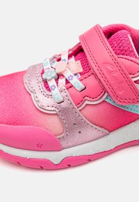 Růžová atletická bota s texturovaným svrškem, gradientním designem, květinovými popruhy a polstrovaným límcem. Zapínání na suchý zip a gumová podrážka.