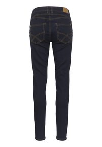 Temno modri kavbojki z oprijetim krojem, ki imajo visok pas, zadnji žepki z okrasnim šivom in gladko denim teksturo.