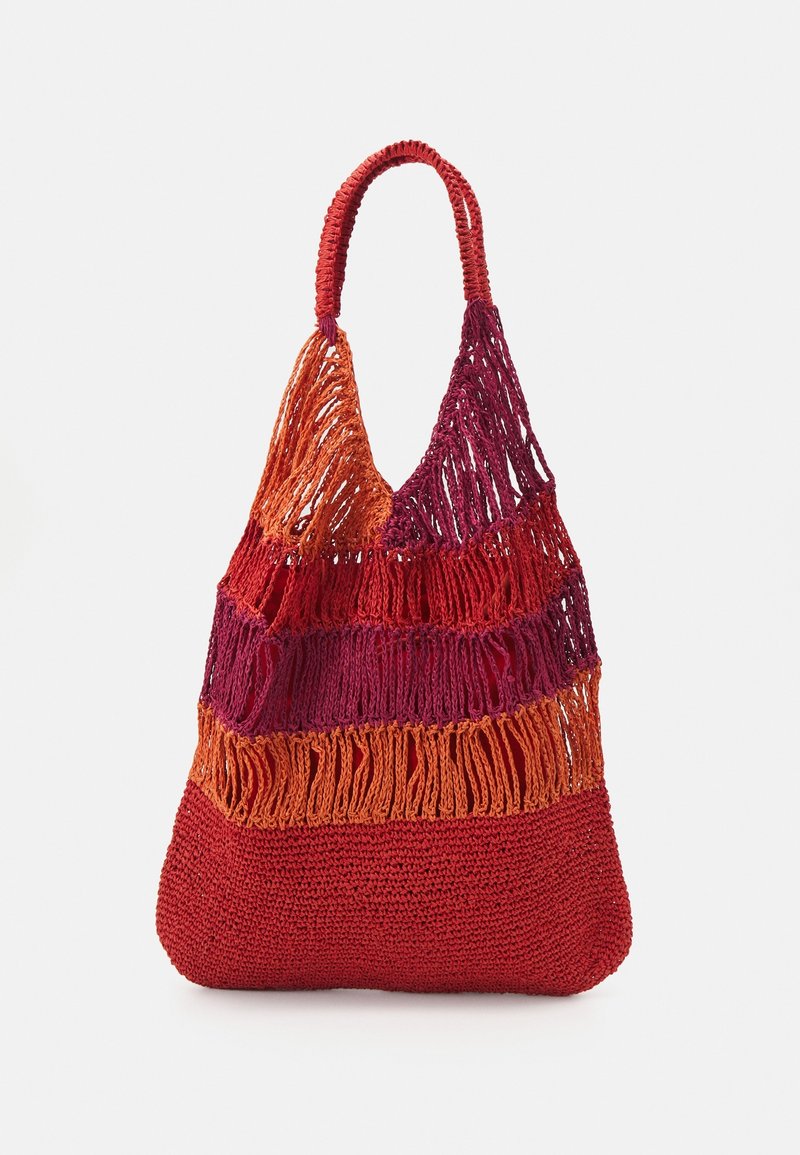 Sac cabas tissé à la main avec une large poignée, présentant un design rayé en tricot ouvert rouge, orange et violet, et une base unie rouge.