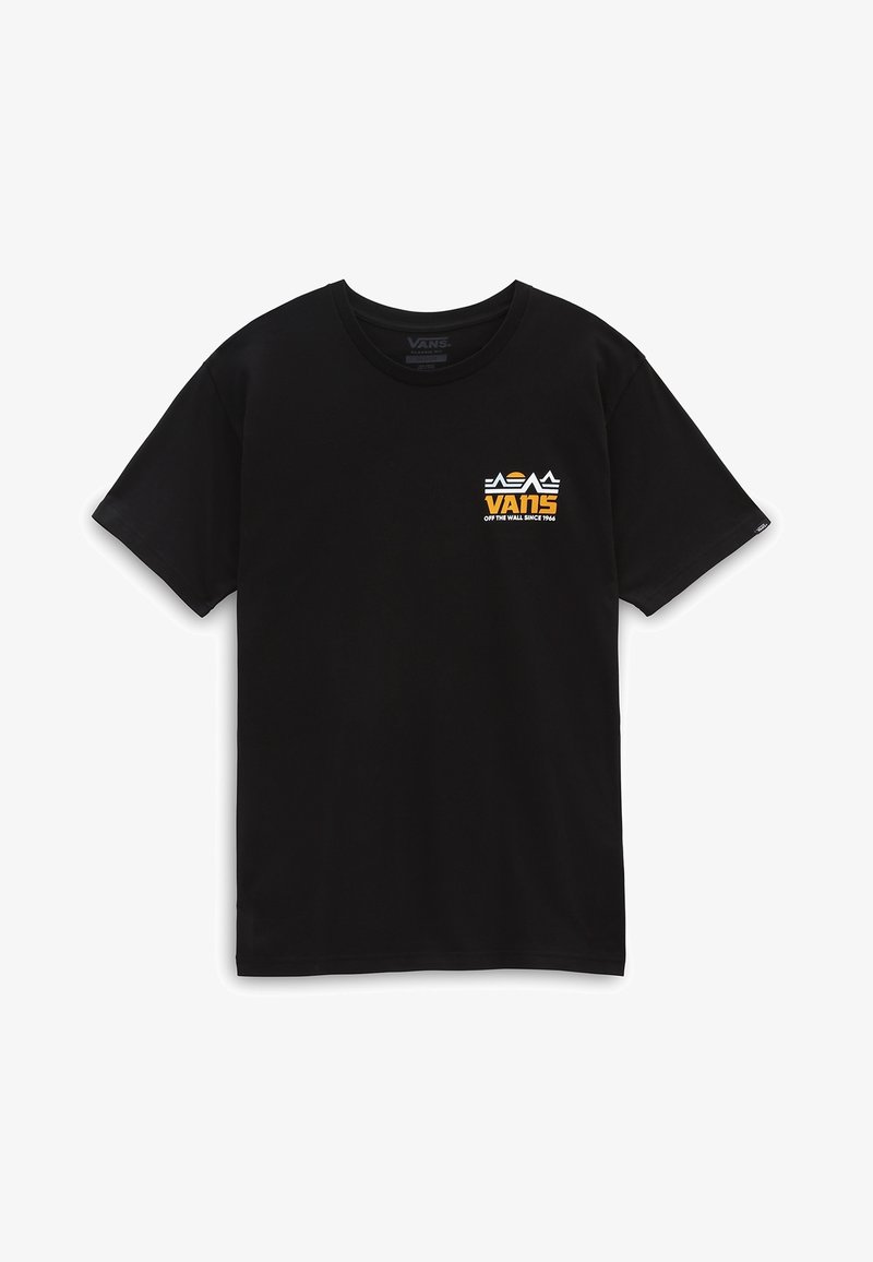 Sort bomulds t-shirt med korte ærmer, der har et brystgrafik i orange og hvid med bjerg- og sol-elementer, samt en rund halsudskæring.