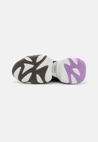 Semelle de chaussure avec un design multicolore ; matériau en caoutchouc présentant une palette de couleurs brun foncé, blanc et violet avec un motif texturé pour une meilleure adhérence.