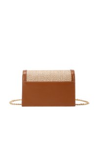 Borsa a mano in pelle marrone con sezione superiore tessuta beige, forma rettangolare, tracolla in catena dorata e design strutturato. Motivo testurizzato sul tessuto.