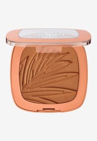 Poudre bronzante dans un étui compact avec un boîtier corail clair. Présente une surface texturée avec un motif de feuilles et un couvercle transparent.