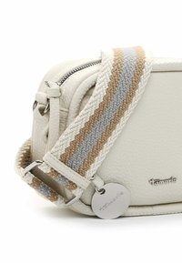 Borsa a tracolla in pelle bianca con superficie testurizzata, dotata di una tracolla intrecciata in grigio, beige e bianco, e dettaglio con etichetta del logo metallica.