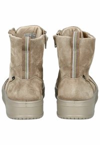 Bottines en suède beige avec une finition texturée, dotées d'une fermeture éclair et d'une semelle épaisse pour un soutien et un confort supplémentaires.