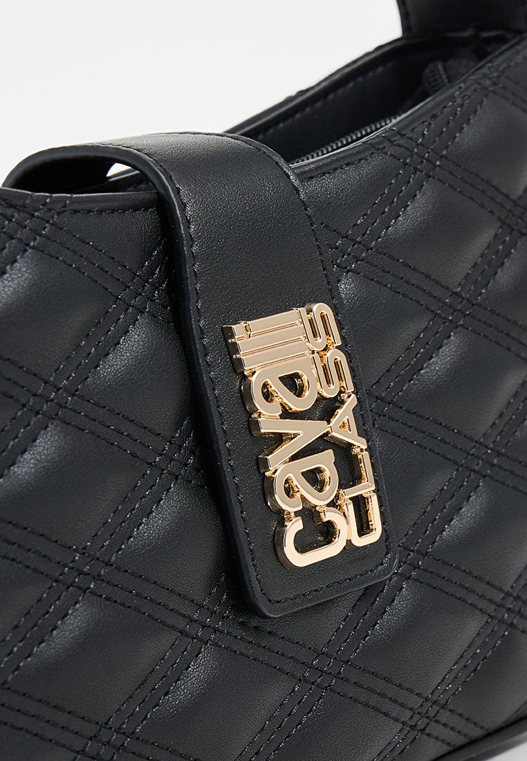Borsa a tracolla nera in pelle trapuntata, con un accento di logo dorato. Il design presenta una finitura liscia e un motivo di cuciture diagonali.