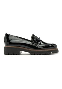Zwarte gepatenteerde leren loafers met een chunky zool en decoratieve hardwaredetails. Textuur op de loopzool voor grip, met een contrasterende gestikte rand.