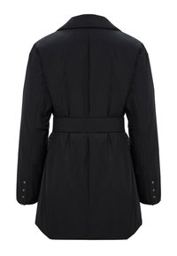 Abrigo negro acolchado con cintura ajustable, cuello plegable y detalles de botones a presión en las mangas. Textura suave y ligeramente brillante.