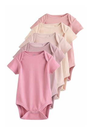 Fem kortærmede babybodys med ribbet stof i forskellige nuancer af pink og beige stablet overlappende på hvid baggrund.