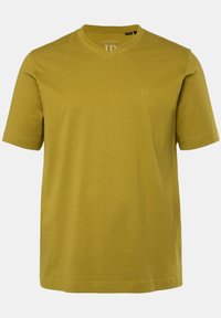 Camiseta de manga corta color mostaza con escote en V, hecha de una tela suave, que presenta un logotipo sutil en el pecho y un corte holgado.