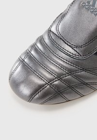 adidas Originals TAEKWONDO - Mokasīni - grey five/core black