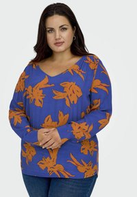 Blaues Langarmoberteil mit orangenem Blumenmuster, tiefem V-Ausschnitt und lockerer Passform. Weicher Stoff mit vollen Ärmeln, der gesammelte Akzente an den Schultern aufweist.