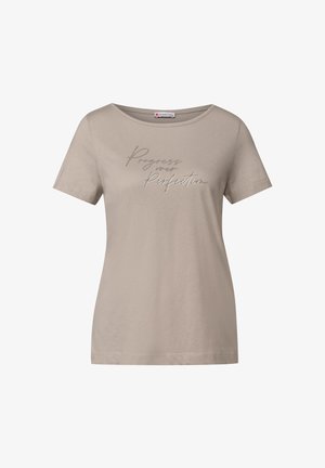T-shirt beige a maniche corte con scollo rotondo, caratterizzato da testo ricamato "Progresso sopra Perfezione" in un colore a contrasto.