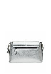 Sac à main en métal argenté avec une texture lisse. Dispose d'une poche zippée à l'avant et d'une bandoulière amovible, de forme rectangulaire et avec un rabat plié.