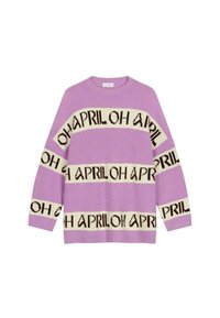 Pull en tricot violet avec des rayures horizontales crème et un texte noir répétitif "OH APRIL". Encolure ronde et manches longues.