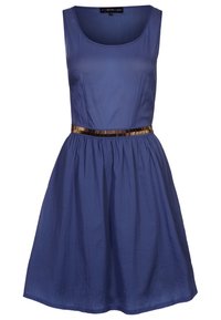 Sininen hihaton mekko, jossa on istuva yläosa, liehuva helma ja metallinhohtoinen kultainen vyökoriste. Sileä kangas, jossa on hieman kiiltoa.