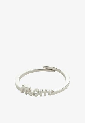 Anello in argento con un design aperto che presenta la parola "mamma". Texture liscia, banda continua e tipografia leggermente arrotondata per le lettere.