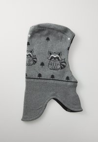 Graue Strick-Balaclava mit Designs von Waschbären, Bäumen und Sternen, mit einem gerippten Saum. Weiche Textur, dehnbares Material und Ausschnitt für das Gesicht.