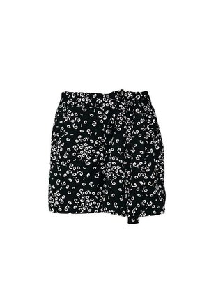 Zwarte rok met kleine witte bloemenprint en een gebonden stoffen riem in de taille, boven de knie.