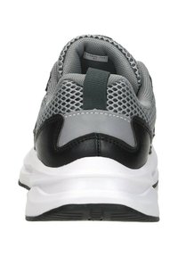 Grijze en zwarte sportieve schoen met een ademend mesh bovendeel, gepolsterde kraag en een witte tussenzool met een gestructureerde rubberen outsole.